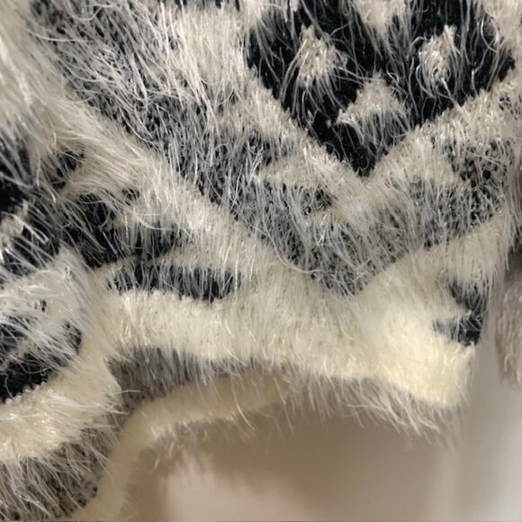 Say What Aztec Tribal Fuzzy Eyelash Knit Black White Pullover Sweater - Size M - Picture 4 of 8